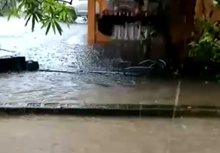 El agua ha ingresado a las viviendas, debido a los quebradas cercanas que se han desbordados.