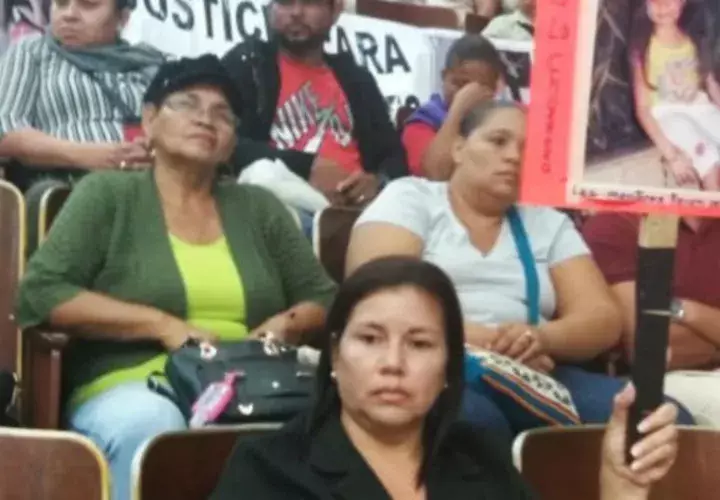 Familiares de víctimas protestaron en la Asamblea.  Cortesía