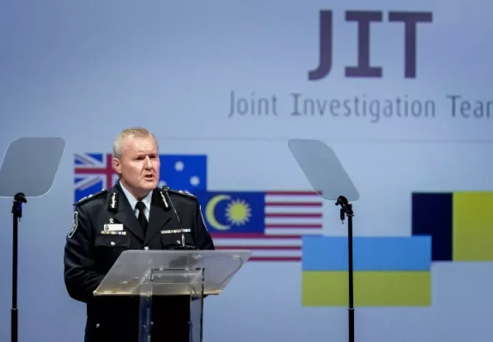  El comandante de la Policía Federal australiana Peter Crozier, miembro del equipo internacional de investigación del derribo del avión de Malaysia Airlines MH17 Wilbert Paulissen da una rueda de prensa en Nieuwegein. FOTO/EFE