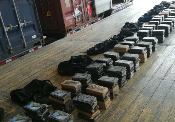 En las maletas había unos 300 paquetes de droga. Foto: Diómedes Sánchez. 