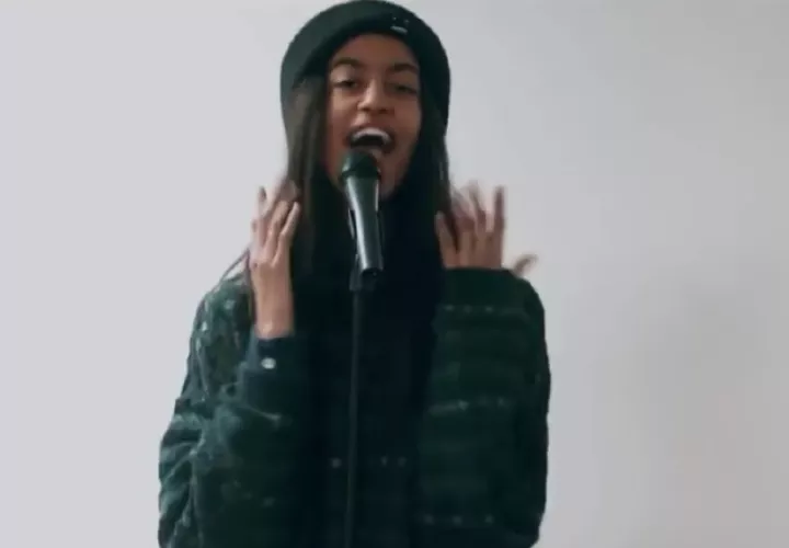 Malia Obama en el video. /Foto Youtube