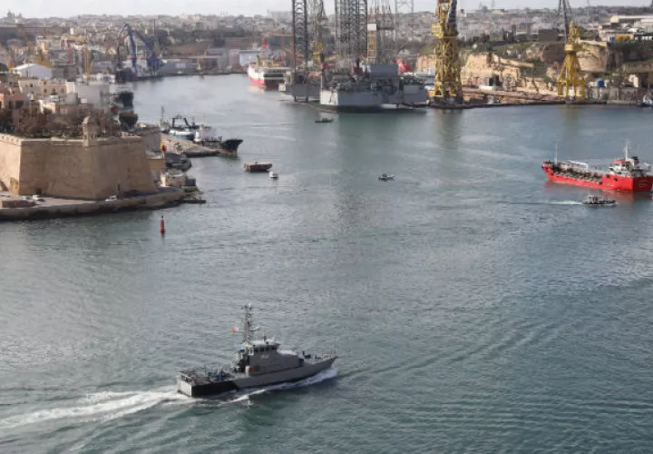 A su llegada a Malta tras ser abordado por las fuerzas especiales de la Armada maltesa que tomaron el control del barco, cinco migrantes fueron detenidos.