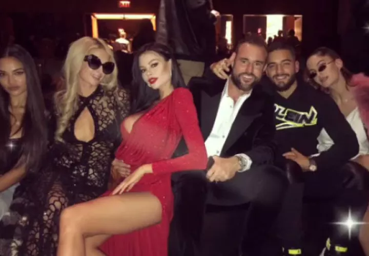 Maluma  coincidió con Paris Hilton. 