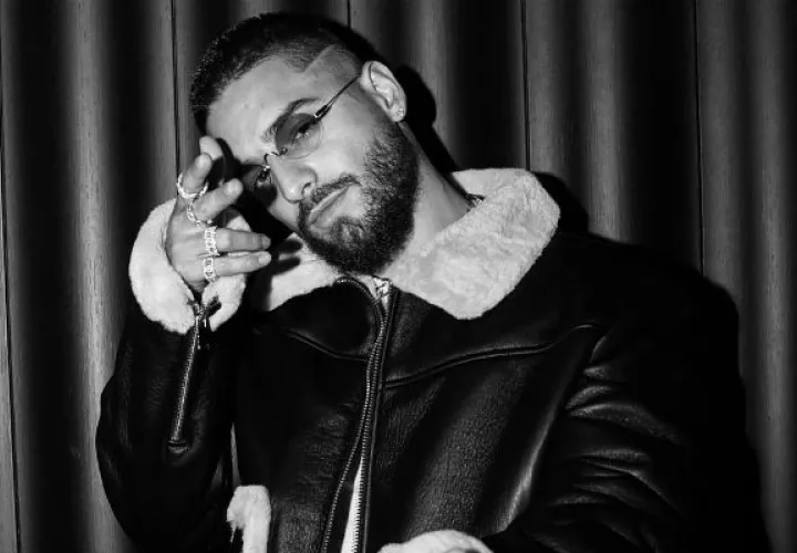 Maluma  coincidió con Paris Hilton. 