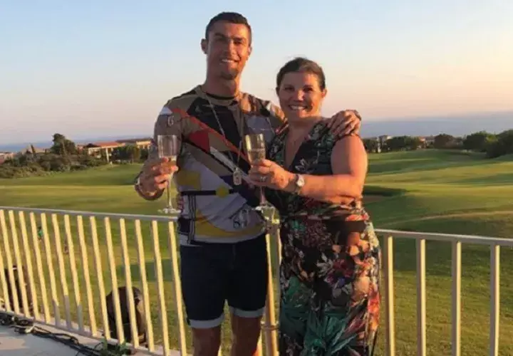 Cristiano mantiene una relación muy cercana con su madre.