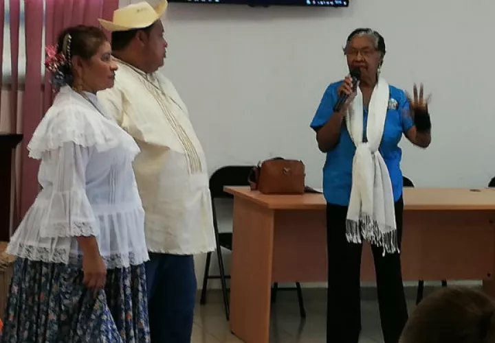 Mami Chacón enseña sobre tambores Chorreranos. Foto/Miriam Lasso