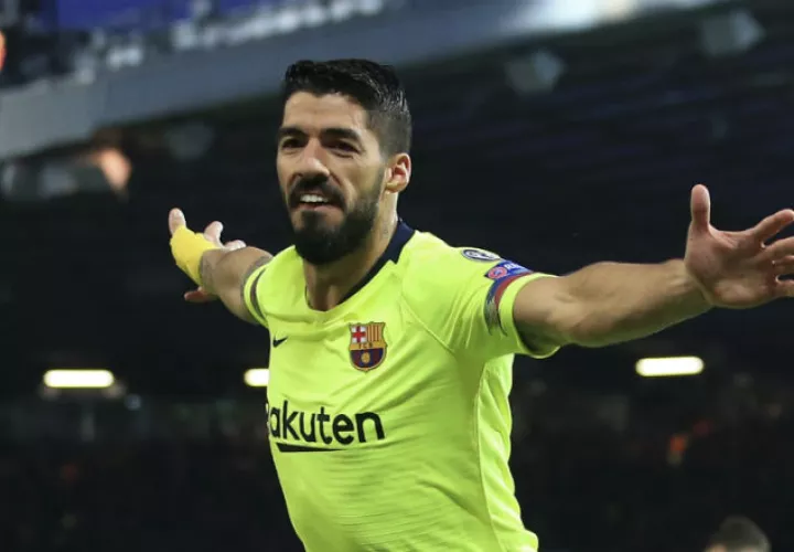 Luis Suárez en la jugada que terminó con el gol para el Barcelona. Foto AP