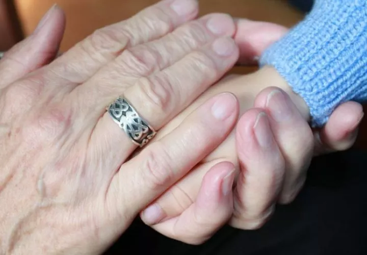 Esa mano amiga, esa escucha empática siempre es bien recibida. Foto: Pixabay.