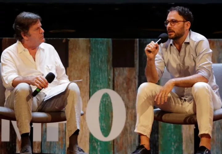 Manolo Cardona, durante un conversatorio con el director del diario 'El Tiempo', Roberto Pombo. 
