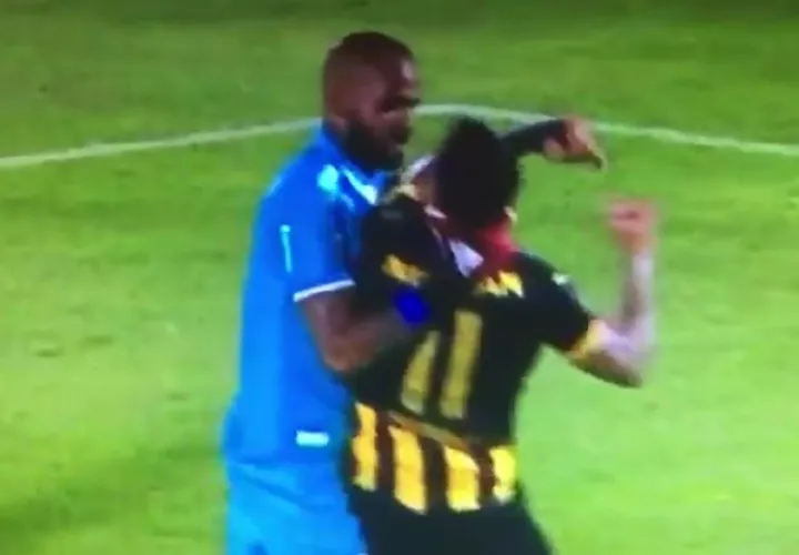Luis Mejía en su pelea con el jugador de Peñarol Foto Captura