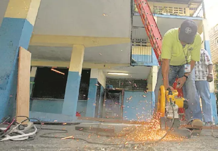 El mal estado de algunos planteles pone en peligro el regular inicio del año escolar.