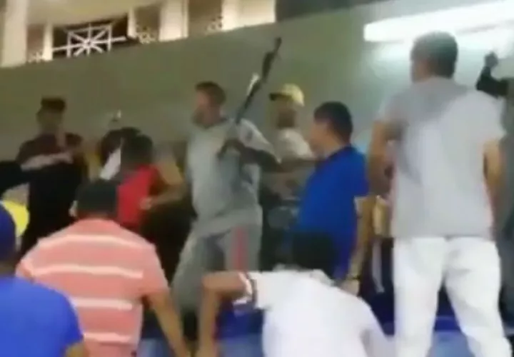 Manuel Rodríguez en las gradas con el bate.