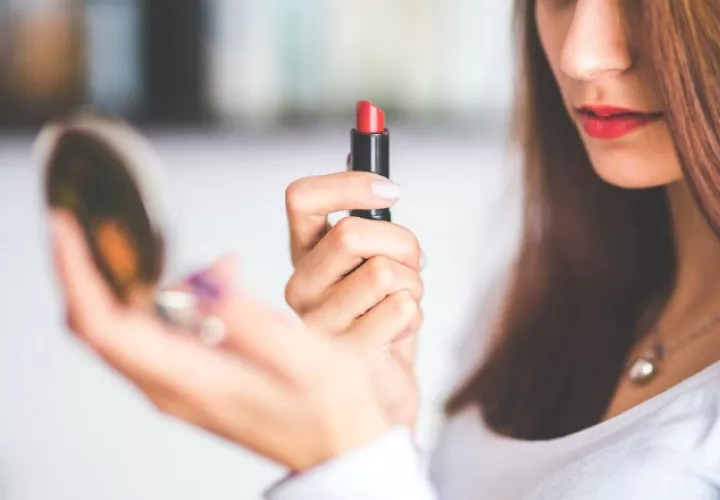 Revisar la fecha de caducidad del maquillaje es importante. Foto: Pixabay.