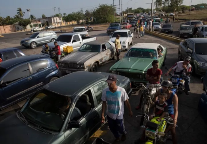 Los venezolanos forman largas filas para tratar de compra combustible. FOTO/AP