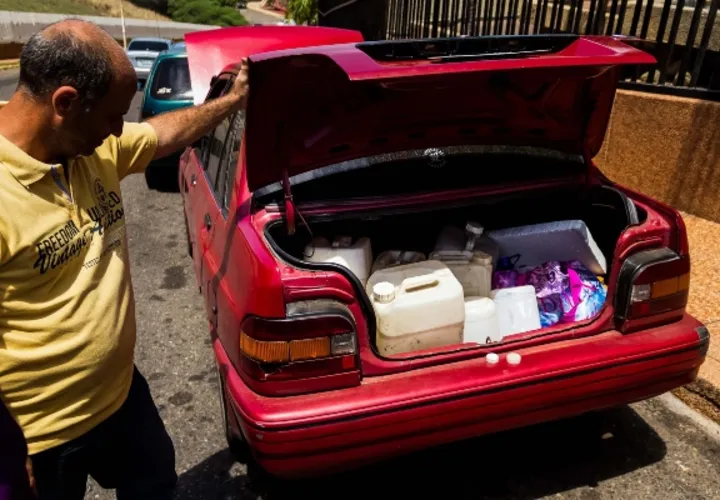 Forman inmensas filas para obtener unos cuantos galones de gasolina. FOTO/EFE