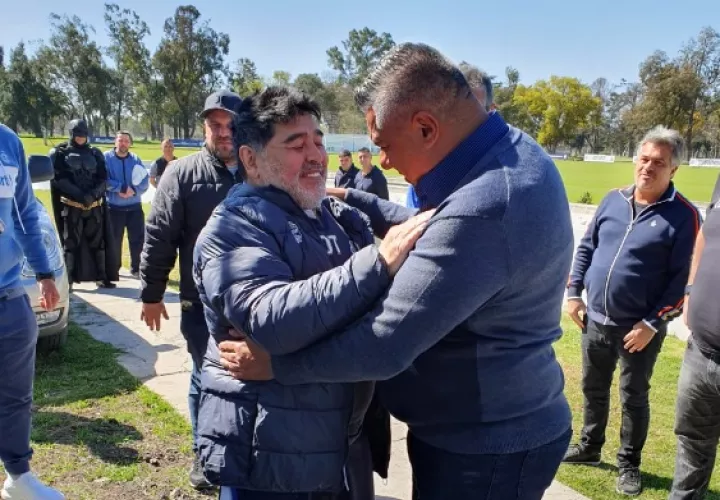 Maradona y Claudio 'Chiqui' Tapia. Foto:@tapiachiqui 