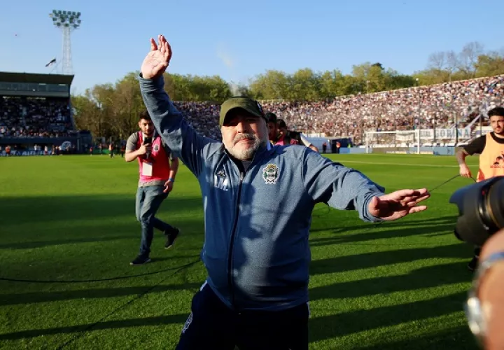 Diego Armando Maradona es el entrenador de Gimnasia y Esgrima. Foto:EFE
