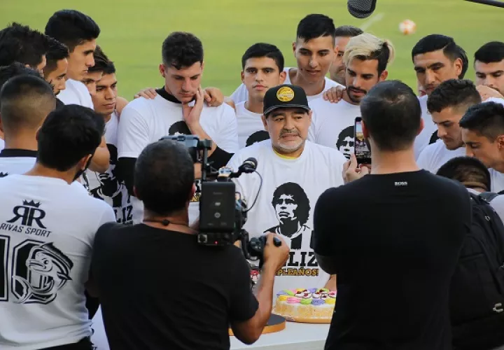 Maradona siente deseos de meterse en la cancha como jugador.