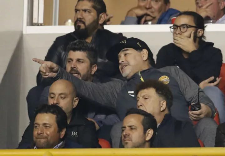Diego Maradona tuvo que ver el partido en las gradas. Foto:EFE