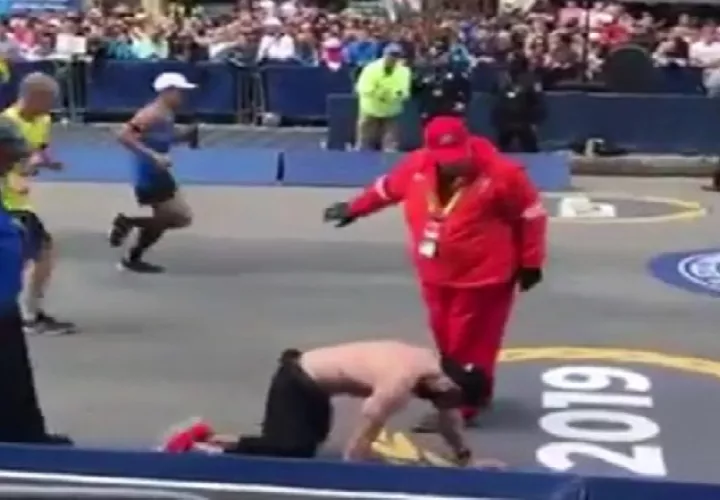 Micah Herndon intenta terminar la Maratón de Boston.