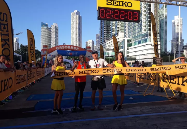 keniano Simón Kariuki,ganador de la Maraton de Panamá. Foto/Aurelio Martínez