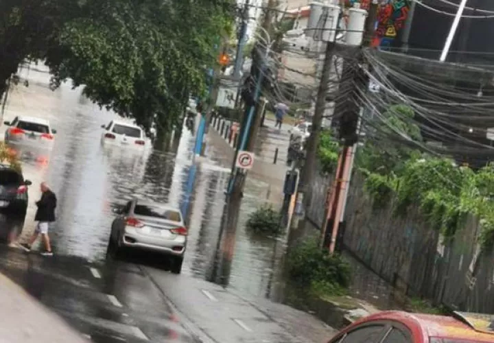 Gran parte de la capital queda inundada; Sinaproc emite aviso de tormentas. Fotos: Redes sociales.