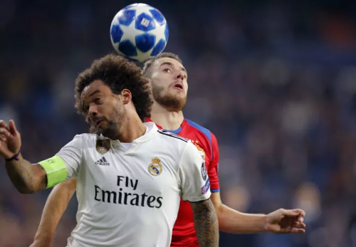 Marcelo (izq.) en el juego donde Real Madrid perdió 3-0 ante el CSKA. Foto:AP