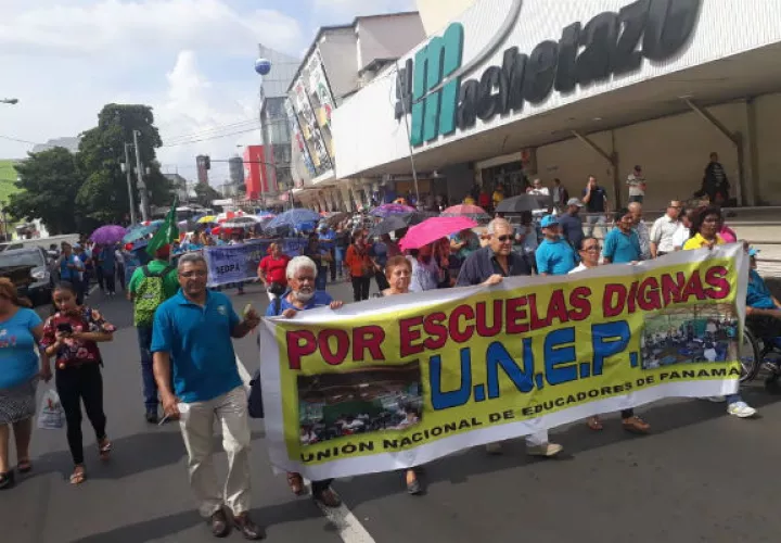 Marchan hacia la Presidencia de la República.