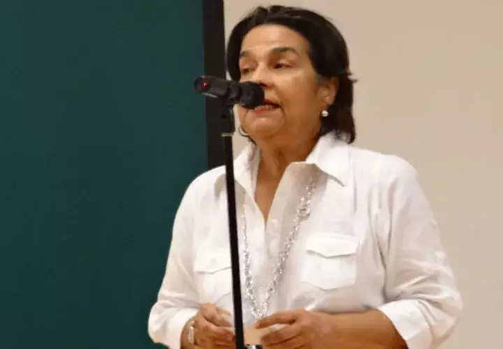 María Magela Brenes, directora de la Biblioteca Nacional, cuando hace uso de la palabra, previo al cine foro y se refirió al rol de las hermanas Mirabal. Foto: Rosalina Orocú Mojica.