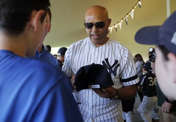  Mariano Rivera junto a los niños.