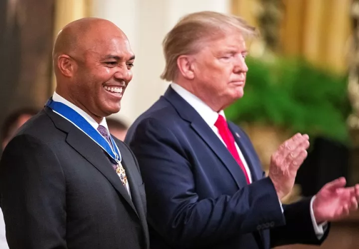 Mariano Rivera al momento de recibir la medalla.
