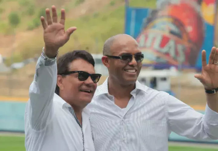 Mariano Rivera junto a Roberto Durán en la pasada Serie de la Leyenda, que se realizó en 2014 en el estadio Rod Carew. Foto Grupo Epasa