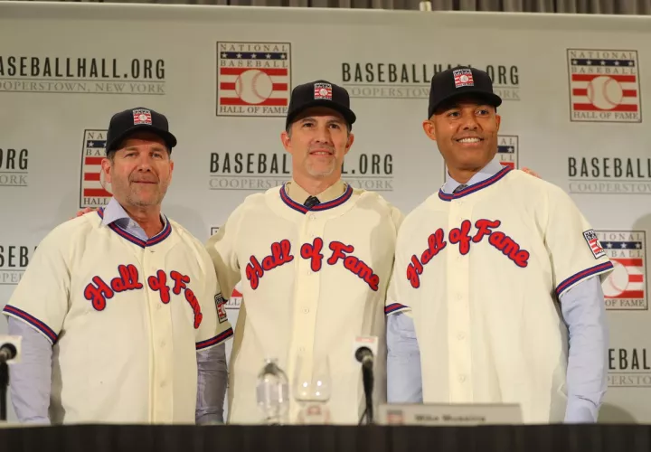 Mariano Rivera junto a Édgar Martínez y su ex compañero Mike Mussina Foto @mlb