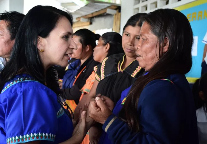 La ministra del Mides, Markova Concepción, visitó las comunidades de Llano Tugrí, en la Comarca Ngäbe-Buglé. Foto Cortesía 