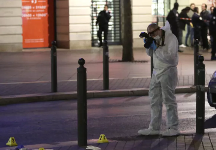  el digital "La Marseillaise" informó que dos personas resultaron heridas levemente por las balas de la policía. FOTO/AP