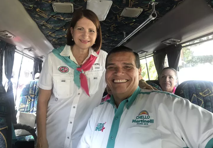 Recorre centros de votación con el candidato a alcalde, Sergio Gálvez. Foto de Twitter