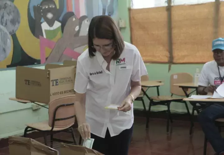 Al no poder ejercer su derecho al voto su esposo, Marta de Martinelli fue a dar "su cara" en los comicios de ayer, recorriendo los centros de votación. /Foto Víctor Arosemena