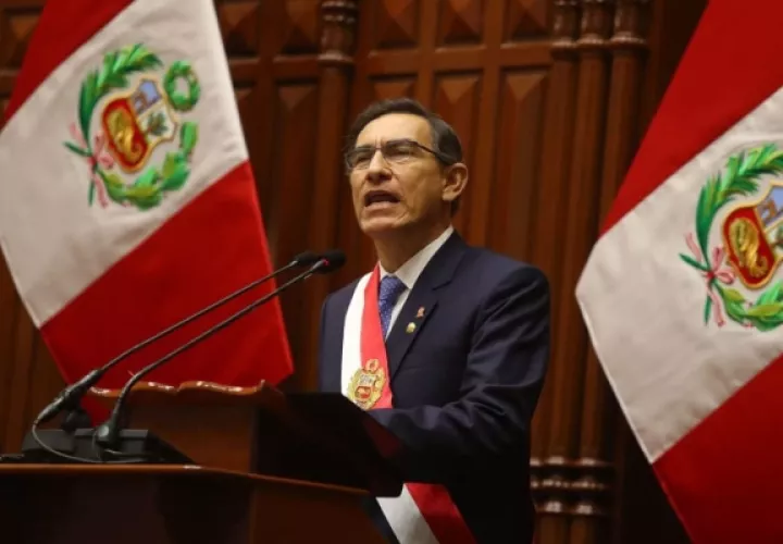 martín Vizcarra dijo que asumió el Gobierno en una "grave crisis política y un escenario de zozobra institucional", tras la renuncia de Pedro Pablo Kuczynski, y que ha liderado "una transición ordenada y pacífica dentro de los cauces legales y constitucionales". FOTO/AP