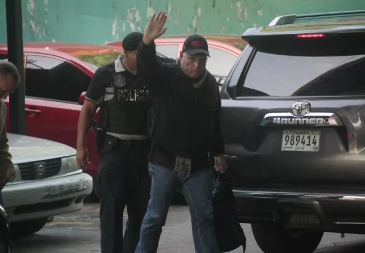 El expresidente Ricardo Martinelli, a su llegada al Sistema Penal Acusatorio en plaza Ágora. Foto de Víctor Arosemena