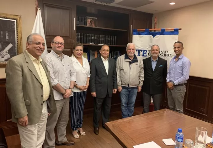 El expresidente Ricardo Martinelli conversa con los tres magistrados del Tribunal Electoral sobre el futuro de Cambio Democrático.