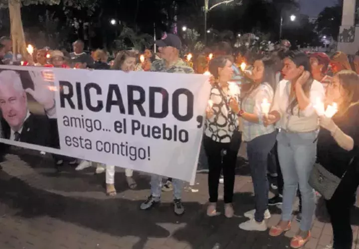Familiares y simpatizantes de Ricardo Martinelli efectuaron una vigilia en el Parque Porrras.