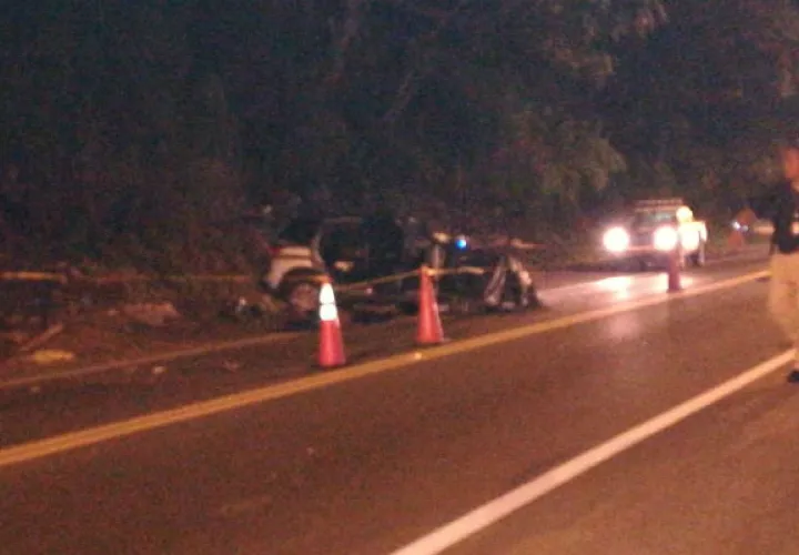 El carro quedó a un costado de la vía. Foto: Diómedes Sánchez S.
