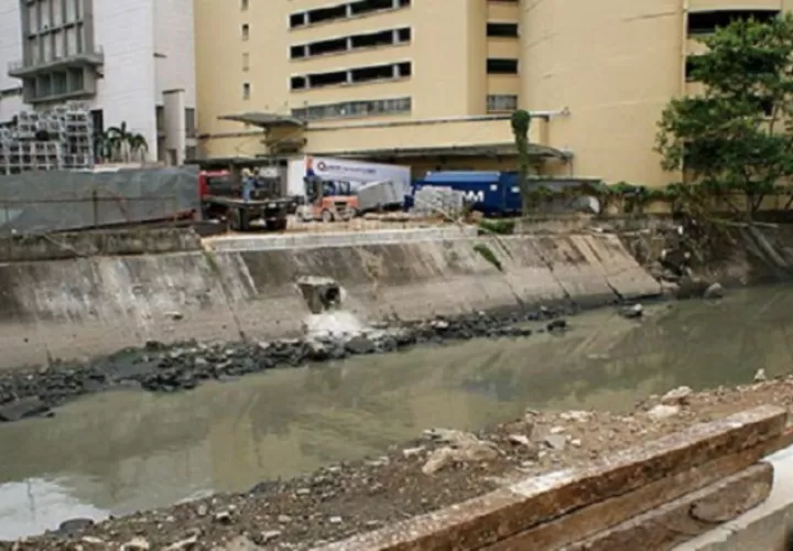 La contaminación del río que da a la bahía tiene heces  fecales y basura industrial. Foto de archivo