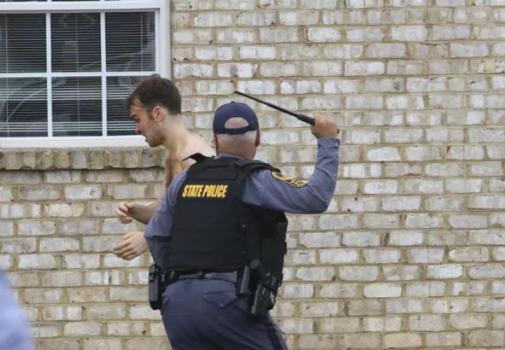 Caótico arresto de Mathew Bernard Foto AP.