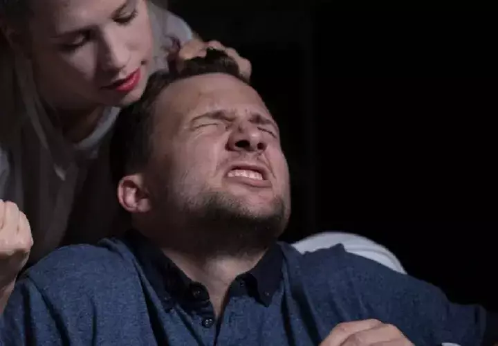 Un hombre puede ser víctima de violencia física o verbal. 