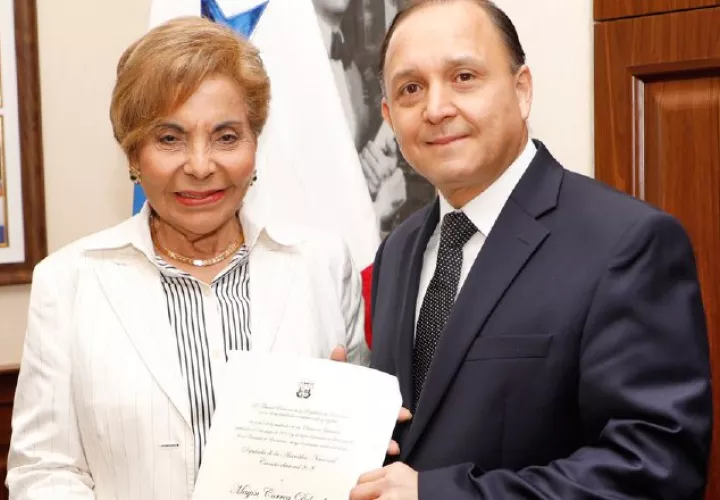 Heriberto Araúz le entregó la credencial a Correa. Foto de cortesía