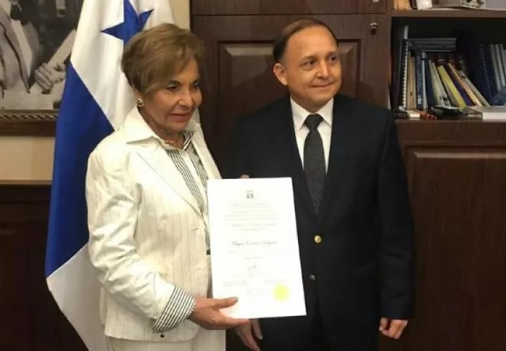 Mayín Correa recibió las credenciales como diputada electa de manos del magistrado presidente del Tribunal Electoral, Heriberto Araúz. Foto Adiel Bonilla  