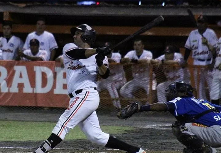 Javier Domínguez pegó cuadrangular. Foto:Fedebeis