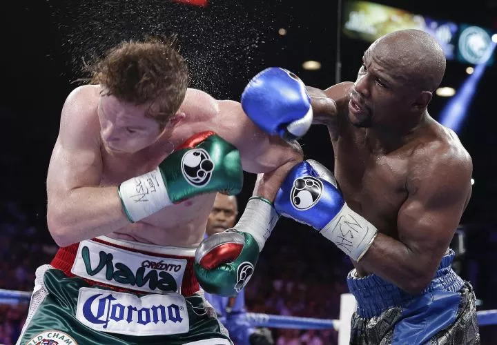 Acción entre Canelo y Floyd Mayweather. Foto AP