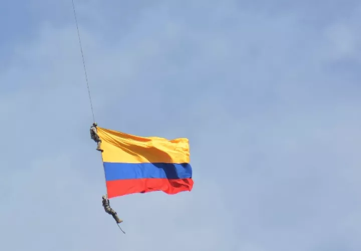 “Uno de los helicópteros de la Fuerza Aérea que venían hacia el aeropuerto a aterrizar con dos militares colgados sosteniendo la bandera de Colombia, esta cuerda al parecer se reventó de la aeronave y los dos militares cayeron dentro del aeropuerto. Ambos militares fallecieron”, detalló Duarte a periodistas. FOTO/AP